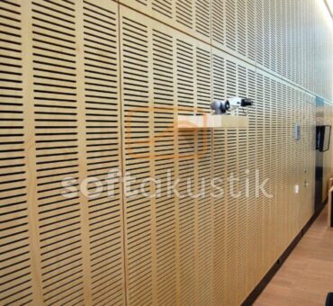 4000-delikli-ahsap-panel-duvar-uygulamasi
