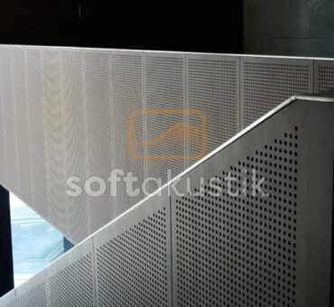 8000-delikli-ahsap-kaplama-panel-sinema-uygulamasi