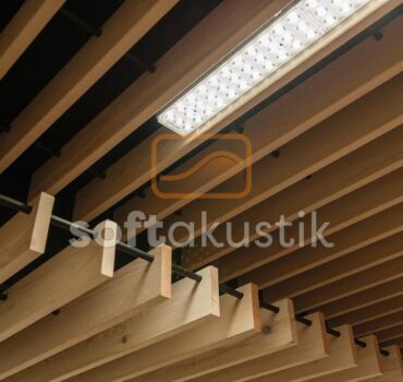 akustik-ahsap-asma-baffle-panel-aydinlatma-ve-havalandirma-uyumu