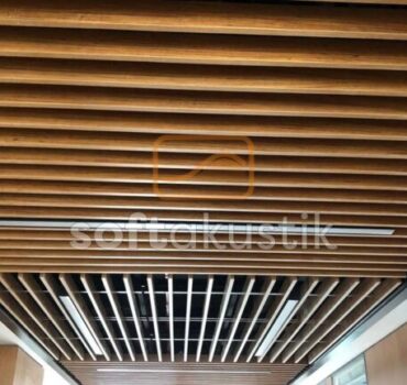 akustik-ahsap-asma-baffle-panel-otellerde-kullanim